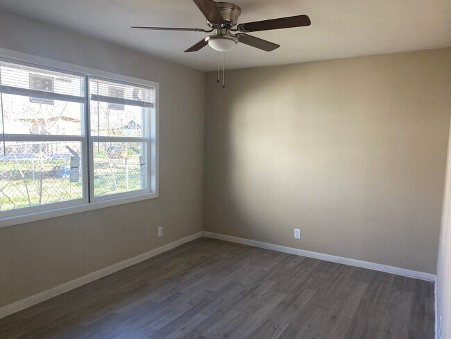 Building Photo - 2/1 Duplex in Southeast Sherman