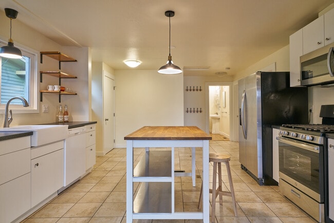 Open kitchen - 4518 NE 24th Ave