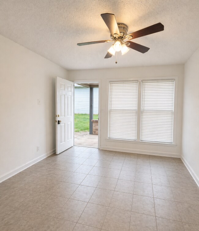 Foto del edificio - AVAILABLE NOW; APPLY AT OUR WEBSITE TODAY