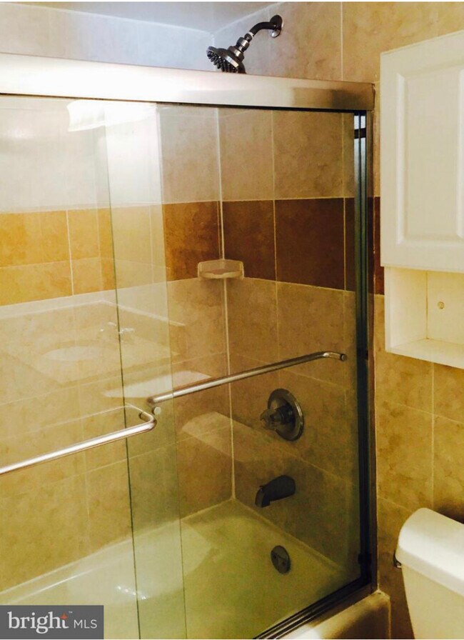 Puerta de ducha de cristal con bañera - 2939 Van Ness St NW