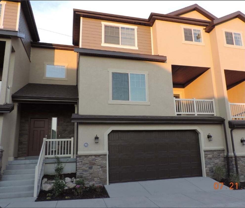 Foto principal - 3 bedroom townhouse