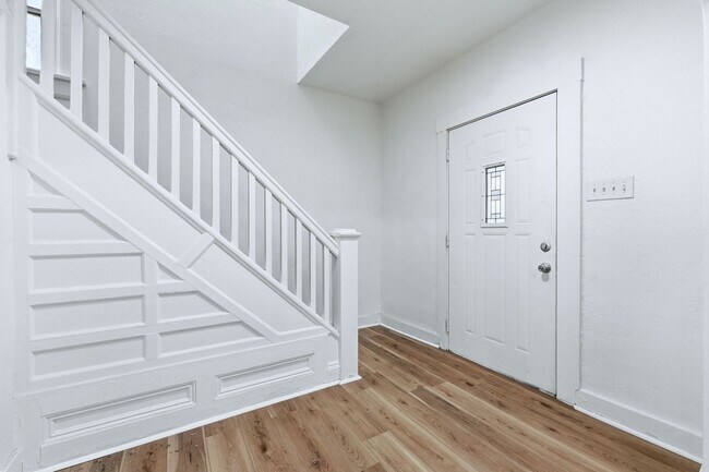 Building Photo - Stylishly Renovated 4 Bed, 1 Bath