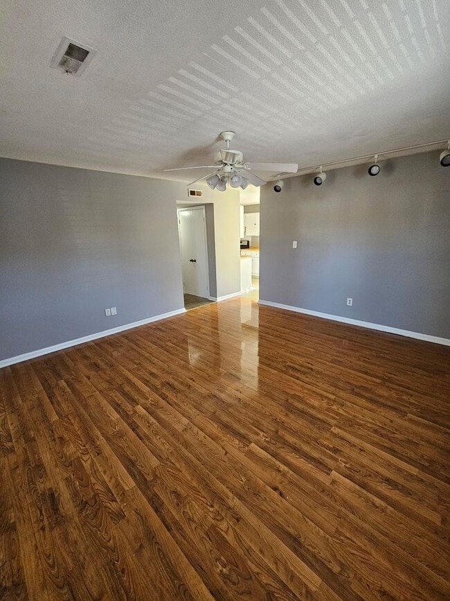 Building Photo - 4 Bedroom Home in Wilmington, NC!