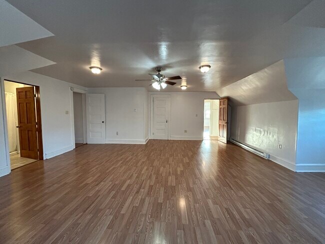 Sala de estar p1 - 225 S Main Ave