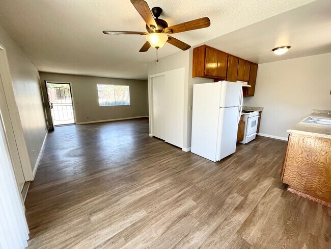 Building Photo - 3 Bedroom 2 Bath with Garage!