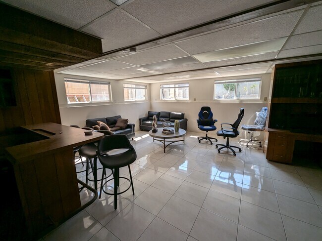 Building Photo - 609 S Colt St