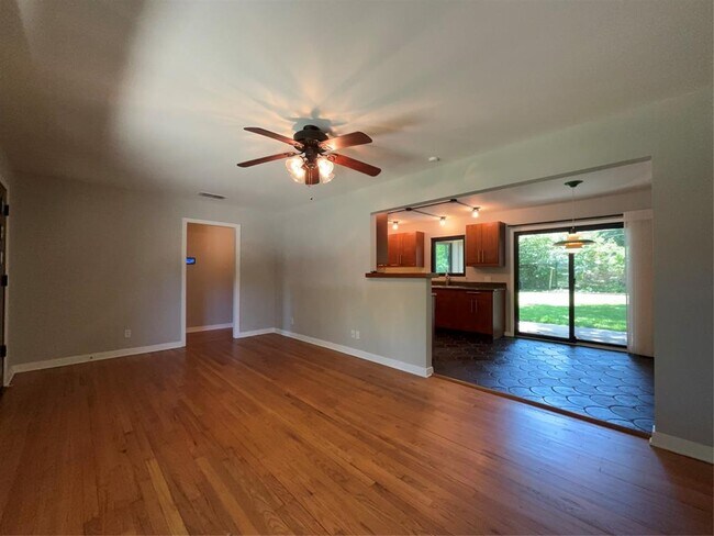 Building Photo - 1415 Hillcrest Dr