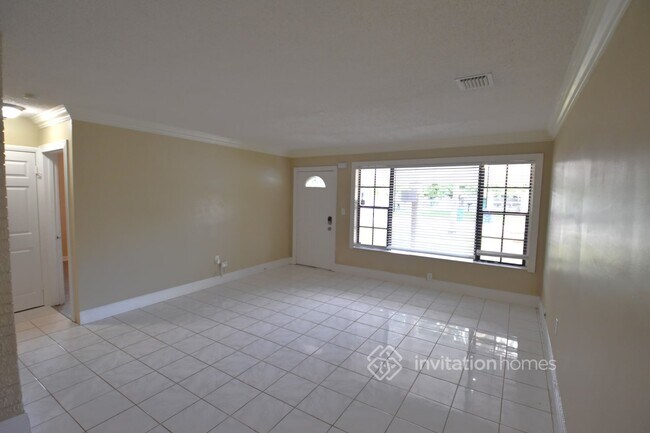 Building Photo - 2421 Largo Dr