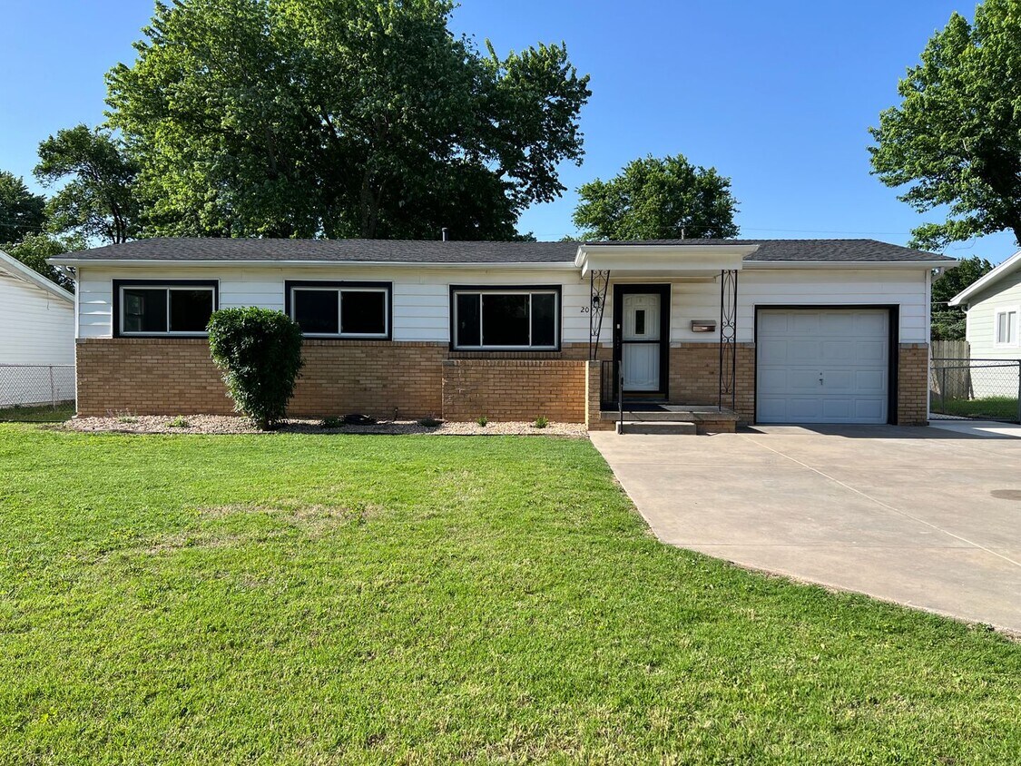 Foto principal - Newly Remodeled 3 Bed 1 Bath Home in Derby!!