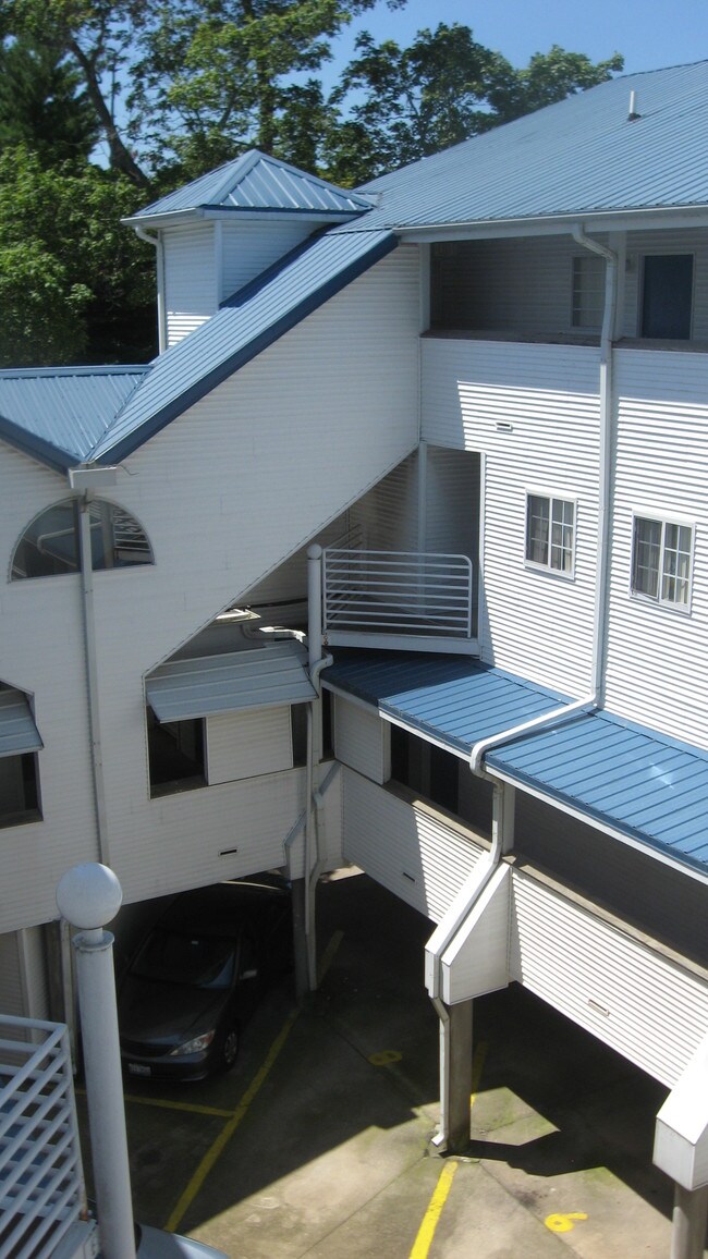 Building Photo - 714 W Elm St
