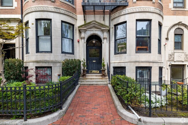 Entrance - 484 Beacon St
