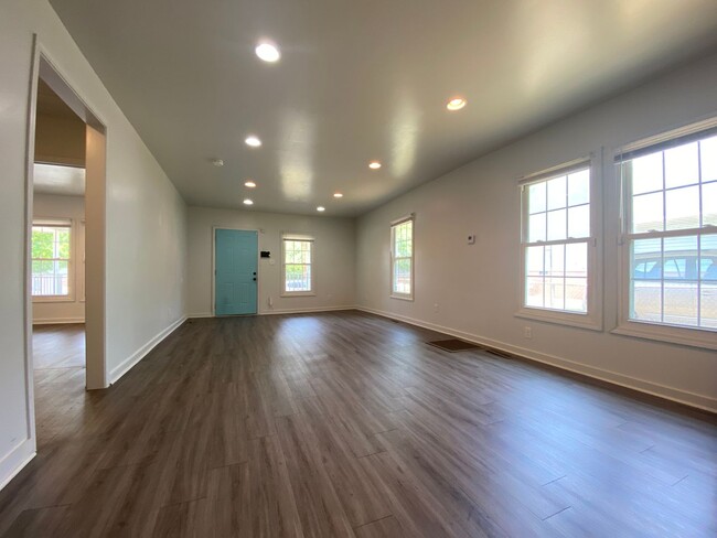 Building Photo - Beautifully remodeled 3 bed/2 bath rental ...