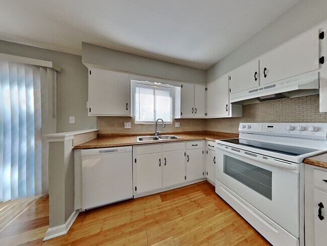 Building Photo - Charming 3-Bed, 2-Bath Home in Blue Springs with Garage