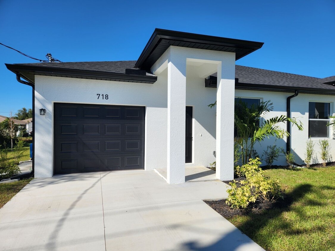 Primary Photo - 716-718 Gilbert Ave S