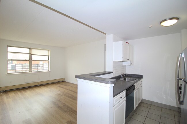 Building Photo - 304 W 117th St