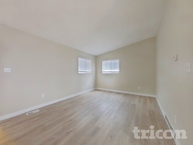Building Photo - 3127 Moonbeam Cir S