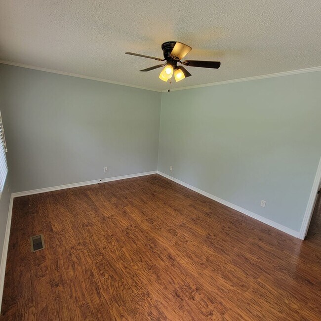Foto del edificio - 2128 Wildwood Rd