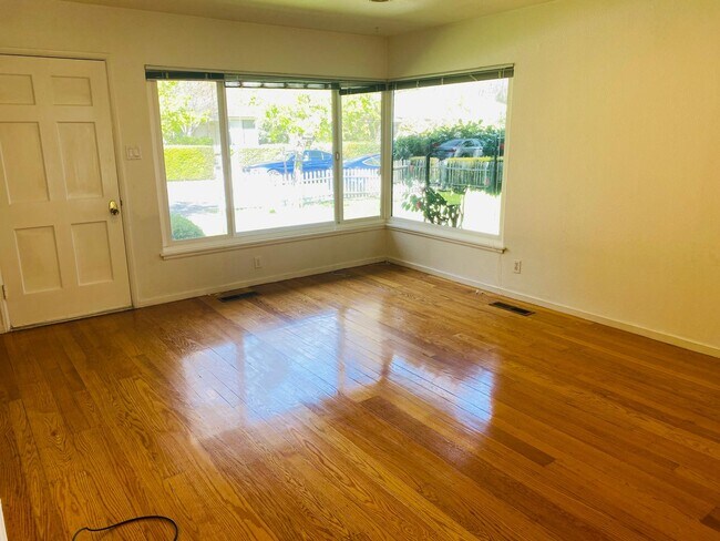 Sala de estar con grandes ventanales - 3765 Mosswood Dr