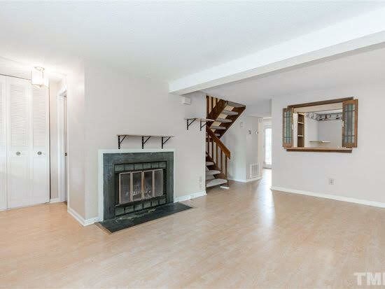 Sala de estar con chimenea - 4105 Iver Johnson Dr