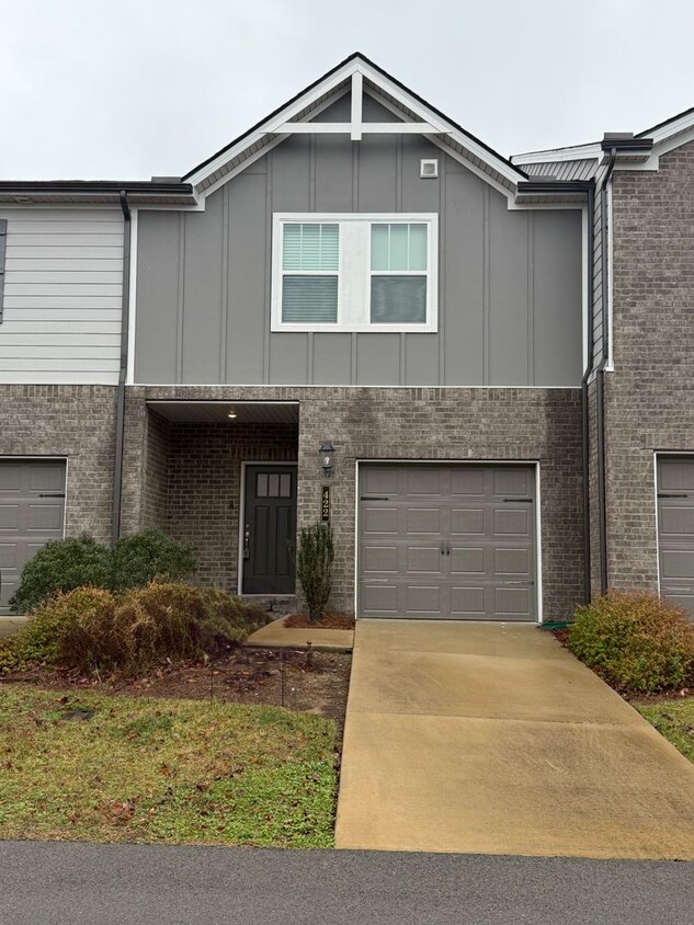 Primary Photo - Three Bedroom Townhome Close to Columbia S...