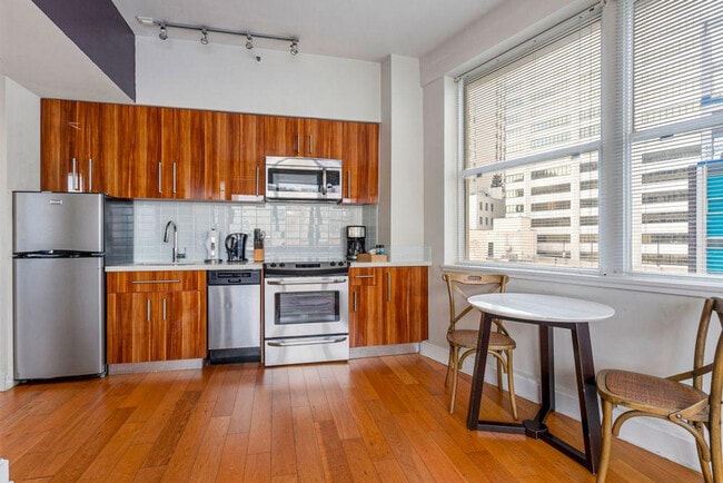 Building Photo - 925 Common St