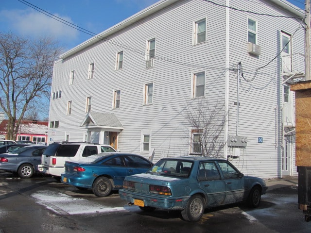 Primary Photo - 2 Willow St