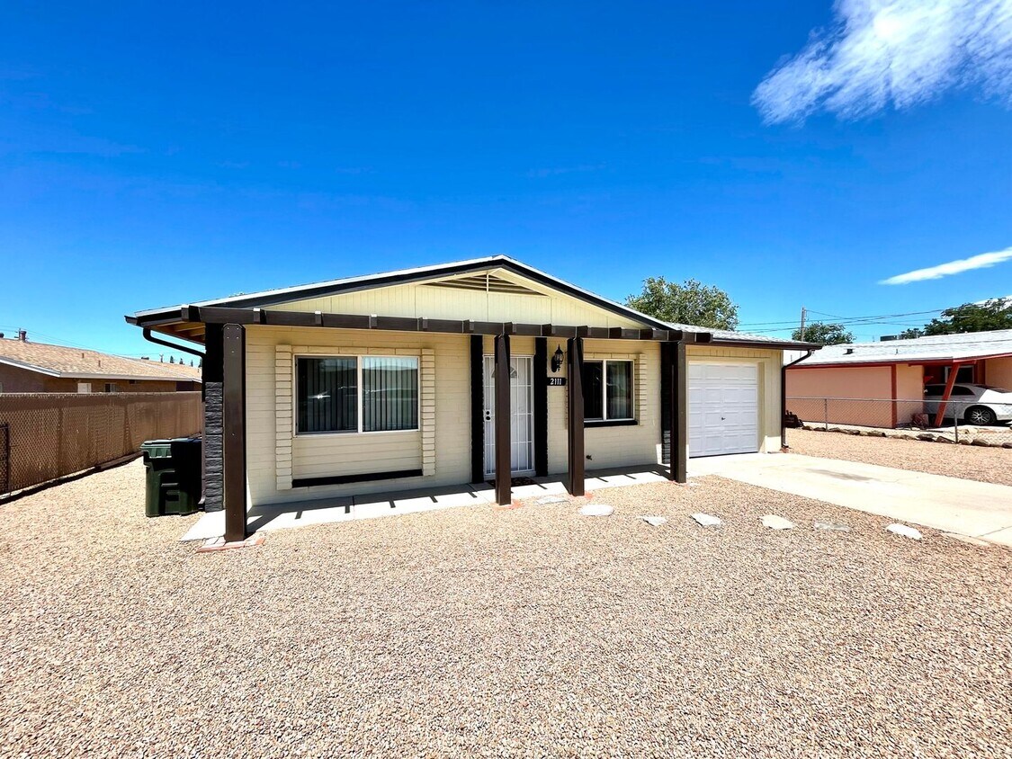 Foto principal - Furnished- Cute 2 Bedroom Home with Garage...