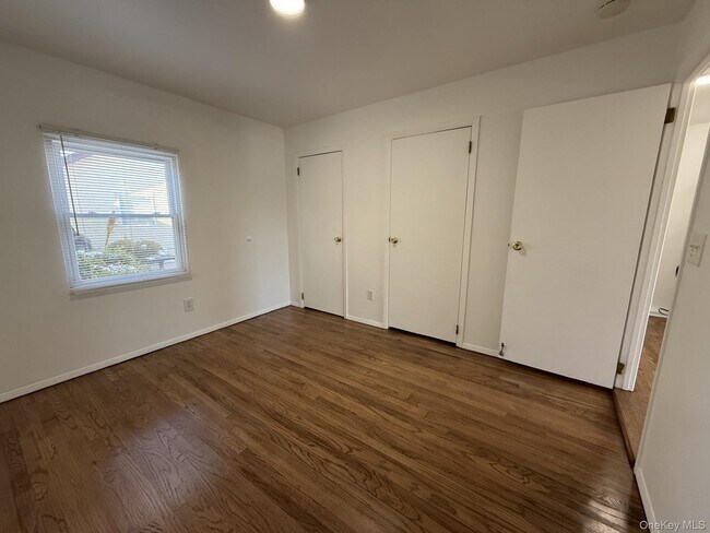 Building Photo - 355 Bayville Ave