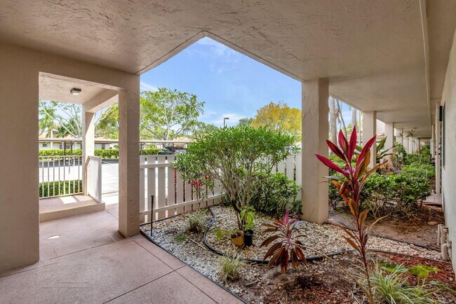 Foto del edificio - 6121 Pointe Regal Cir