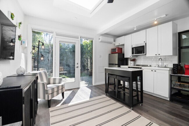 Foto del edificio - Stunning Furnished Mission Hills Studio w/...