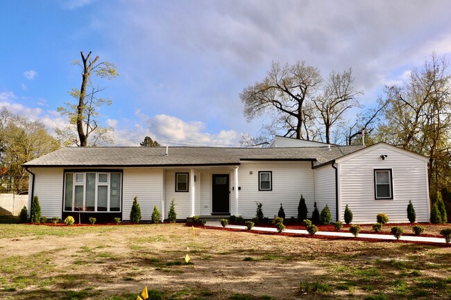 Building Photo - 19 Primrose Ave W