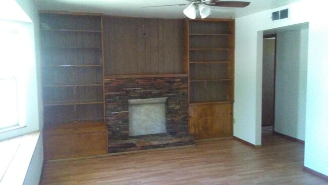 Long Living room with window nook - 2805 Willow Creek Rd