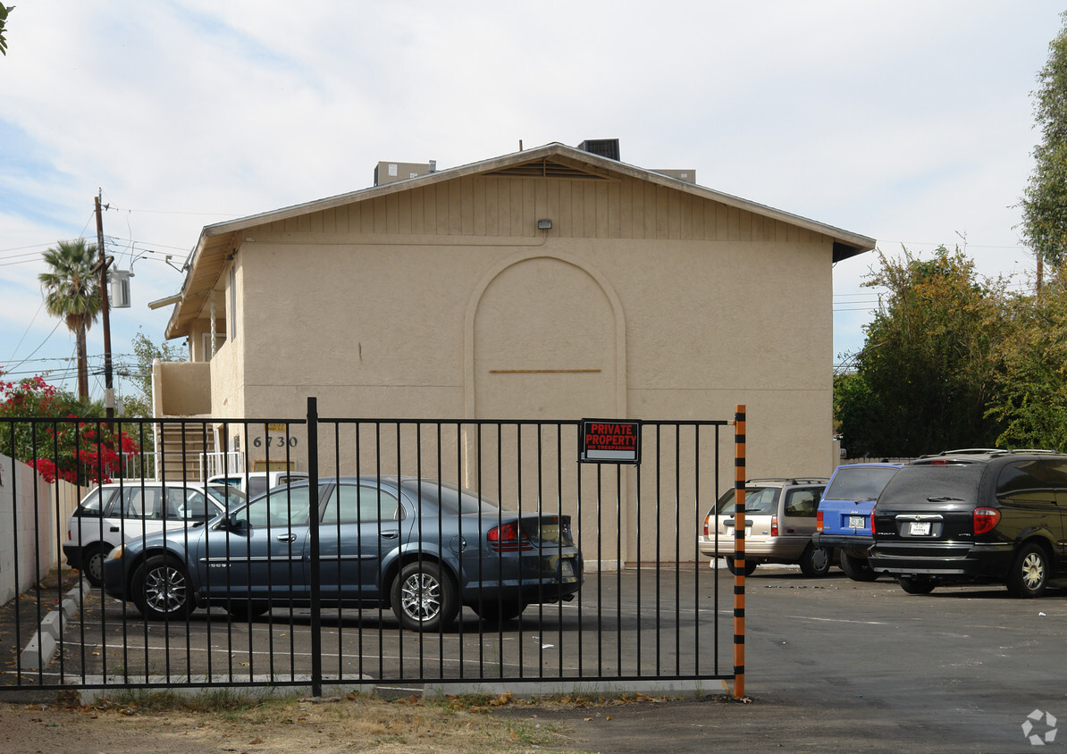 Primary Photo - Desert Eagle Apartments