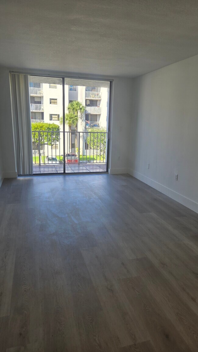 Foto del edificio - 8145 NW 7th St