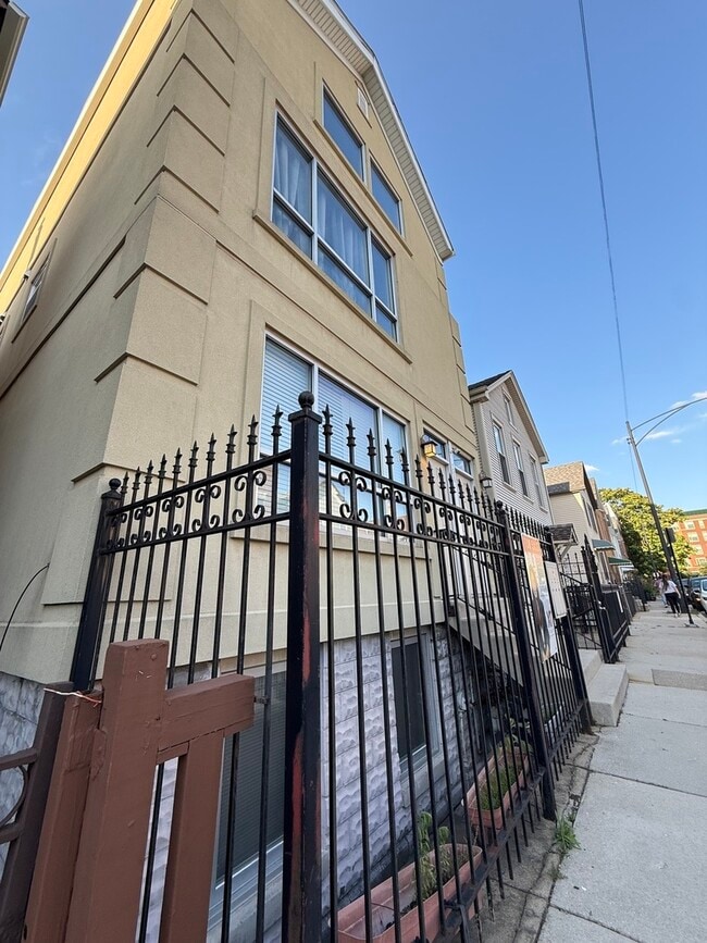 Building Photo - 1028 W 20th Pl