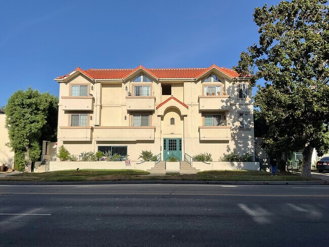 Building Photo - 4435 Coldwater Canyon Ave