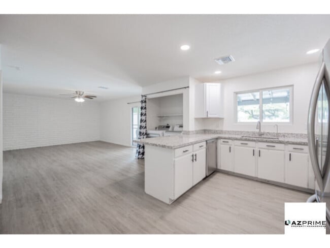 Building Photo - Gorgeous 3/2 Phoenix Home with Pool!