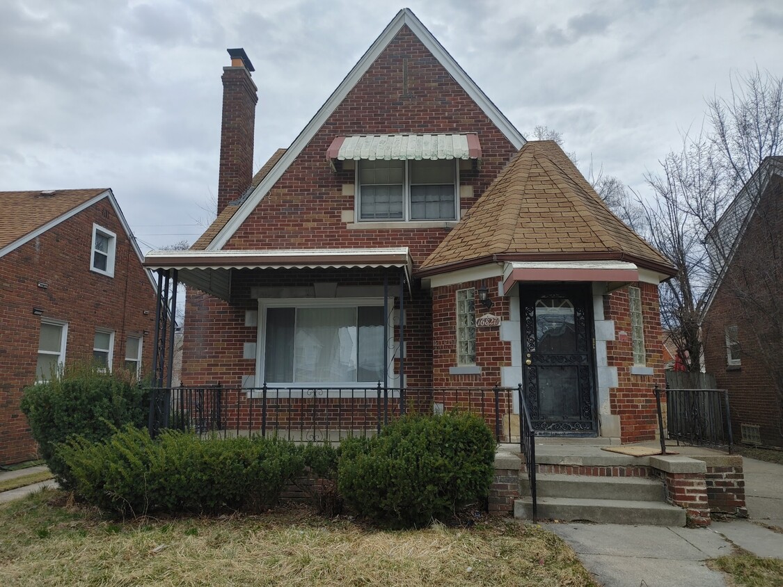 Primary Photo - 16827 Biltmore St
