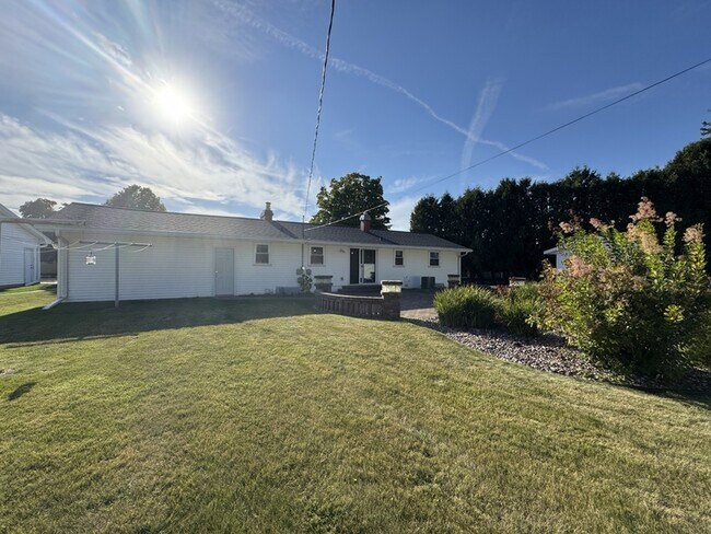 Building Photo - 1798 Chateau Dr