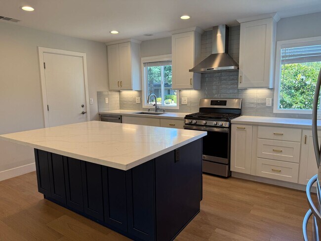 Foto del edificio - Beautiful Fully Remodeled 4 Bedroom 2 Bath...