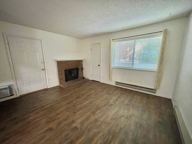 Building Photo - 1209 W Plum St