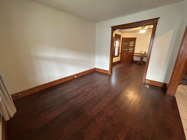 Foto del edificio - Beautiful 5 Bedroom House Available Now in...