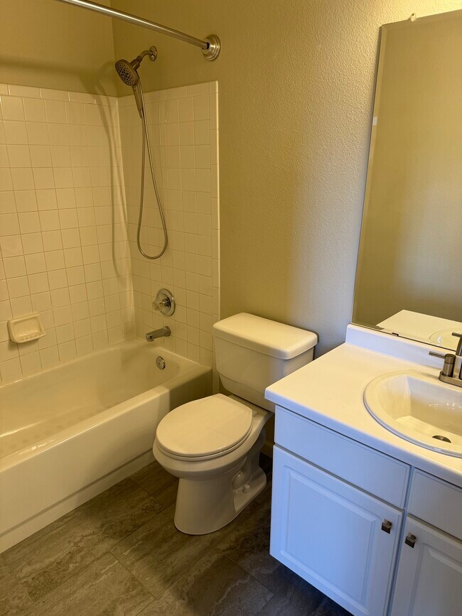 Nuevos pisos y accesorios de azulejos - 3022 W 107th Pl