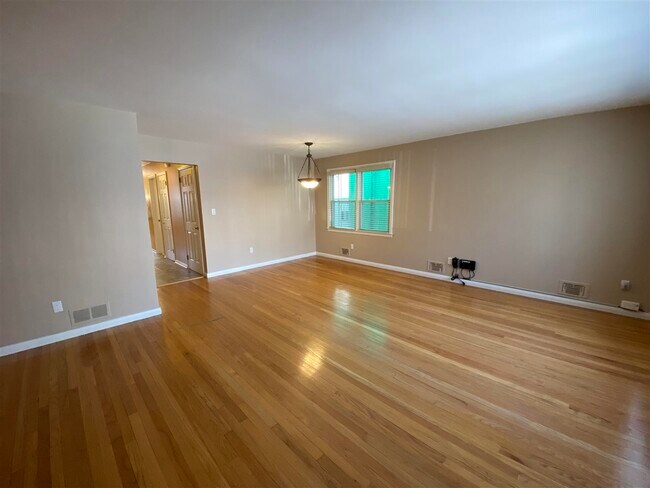 Foto del edificio - 35 Corbin Ave