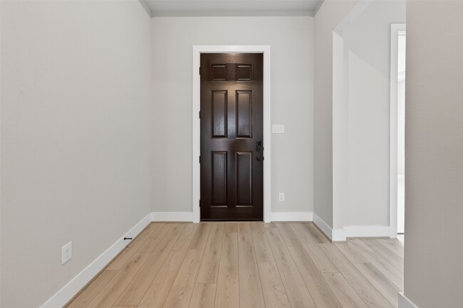 Building Photo - 2022 Serene Spgs Dr