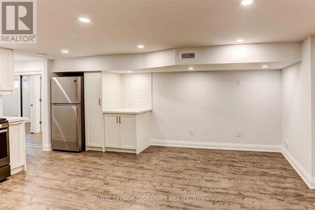Building Photo - 709 Gladstone Ave