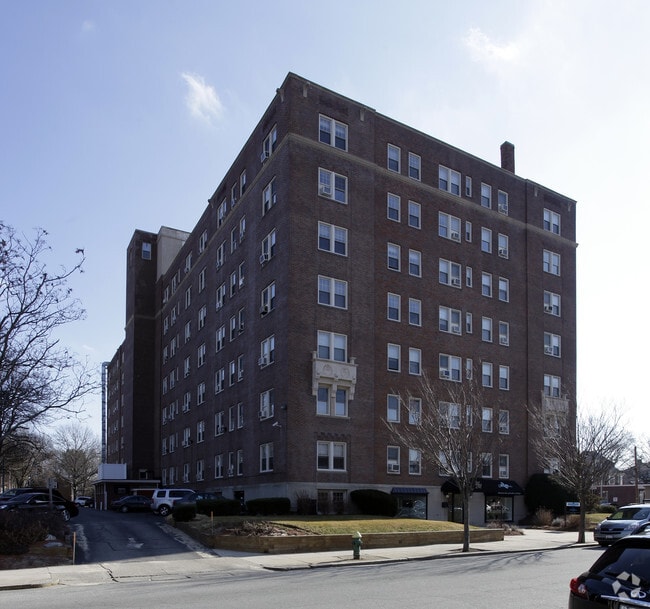 Wayland Manor Apartaments - Wayland Manor Apartments