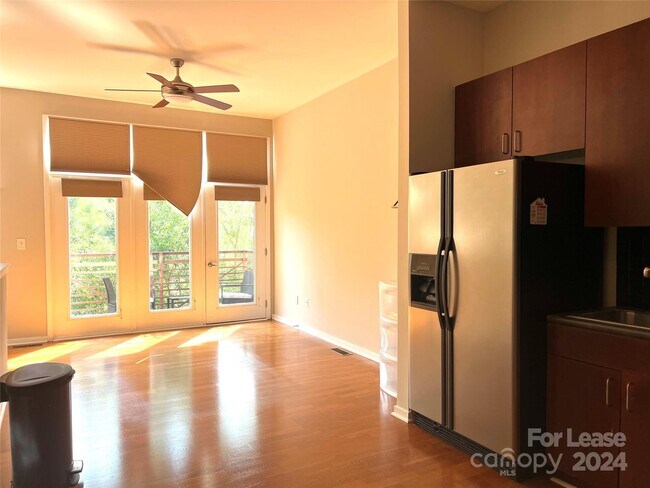 Building Photo - 2125 Southend Dr