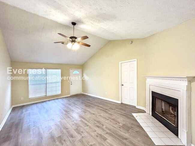 Foto del edificio - 9151 Clubhouse Dr