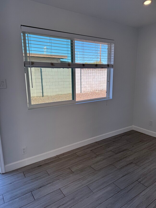 Building Photo - 940 E Tempe Dr